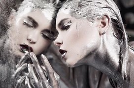 Но жизни не дано расплавить льда зеркал,
Все застывает в нем - и зеркало без меры
Не раз дурачило того, кто полагал,
Что любит женщину...
•
Конкурсная работа #newyearmagic2017
?3-е место креативный макияж - 